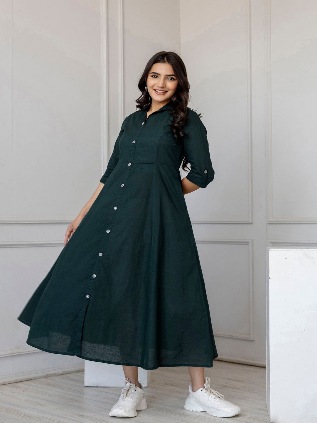 Green Solid Flared Dress With Three Quarter Sleeves