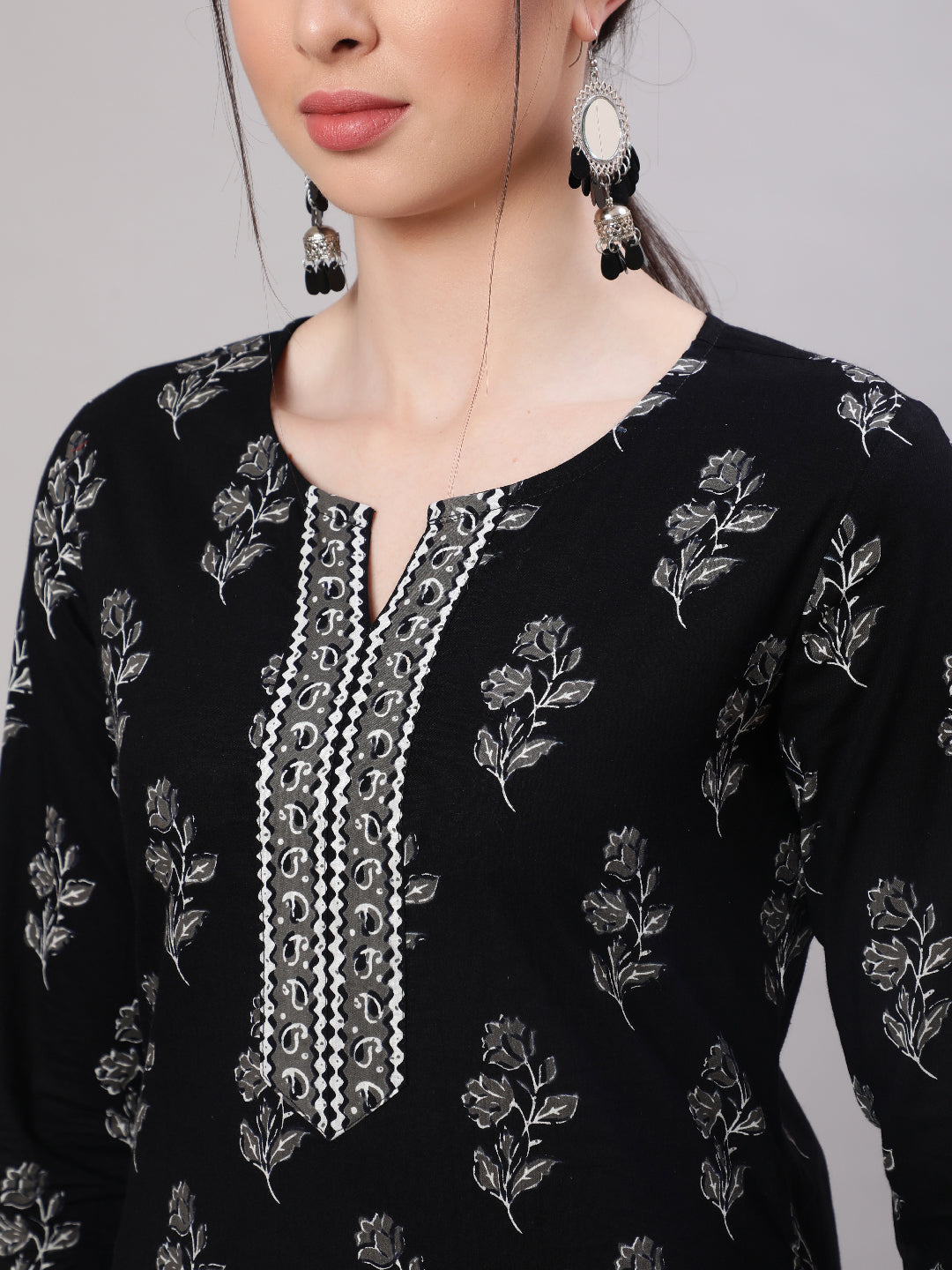 Women Black Straight Tunic With Three Quarter Sleeves