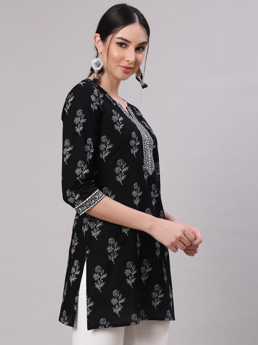 Women Black Straight Tunic With Three Quarter Sleeves