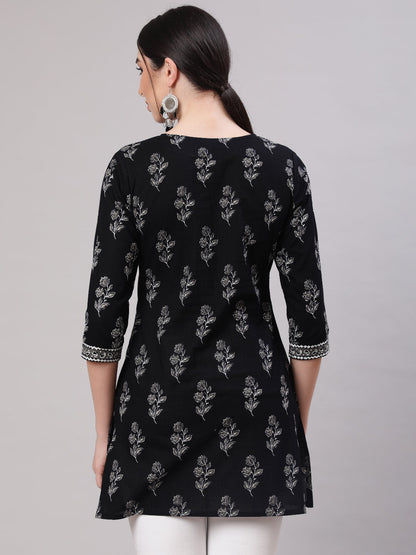 Women Black Straight Tunic With Three Quarter Sleeves