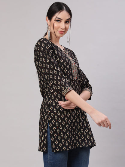 Women Black Straight Tunic With Three Quarter Sleeves