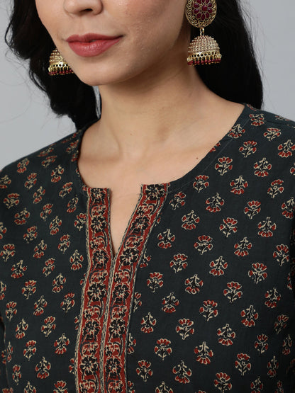 Women Green Ethnic Printed Straight Kurta With Three Quarter Sleeves