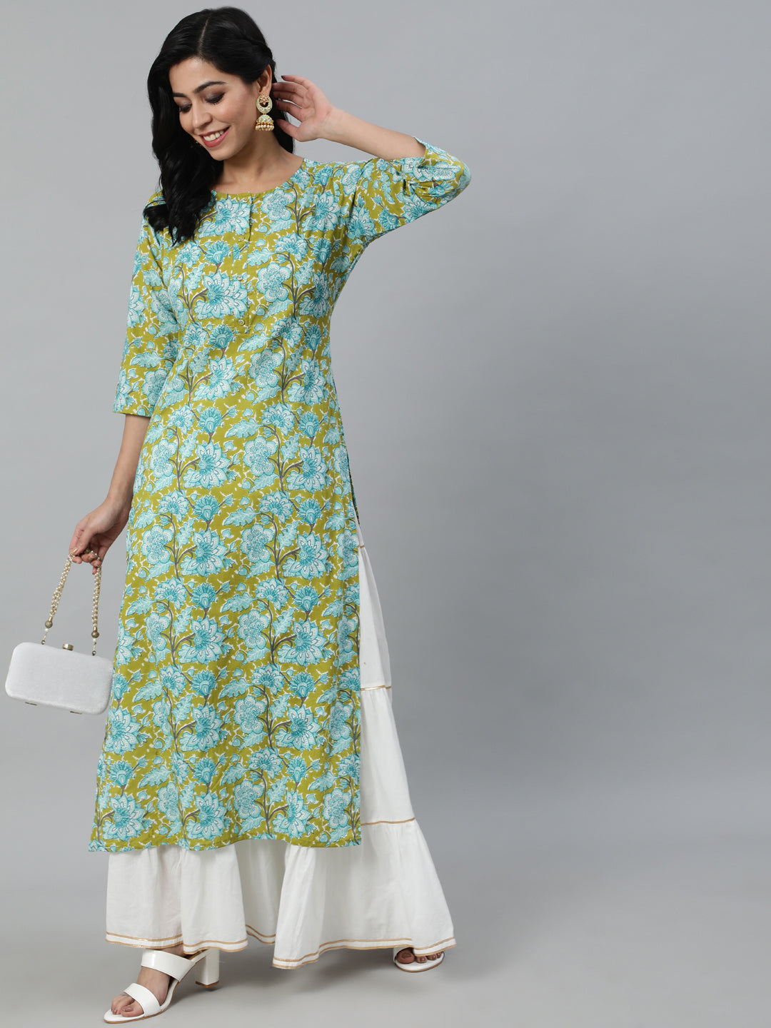 Women Green Floral Printed Straight Kurta With Three Quarter Sleeves