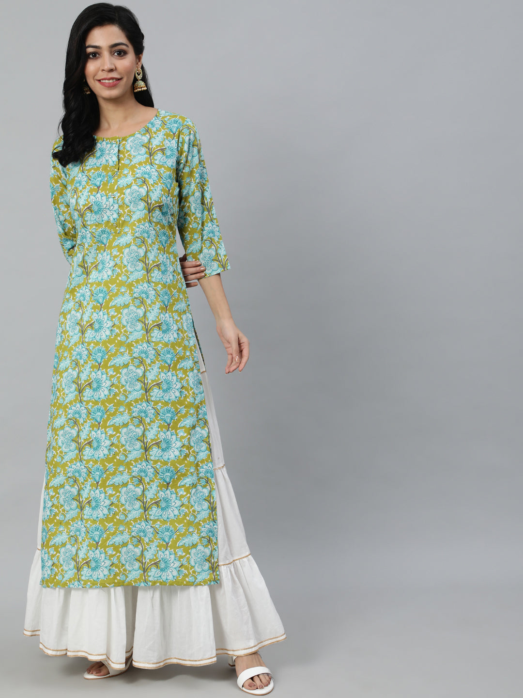 Women Green Floral Printed Straight Kurta With Three Quarter Sleeves