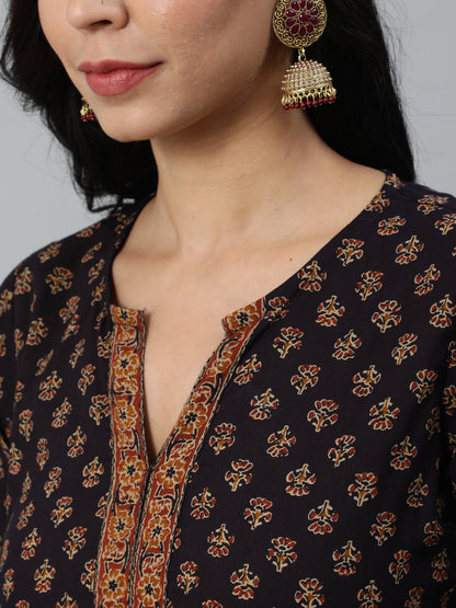 Women Purple Printed Straight Kurta With Three Quarter Sleeves