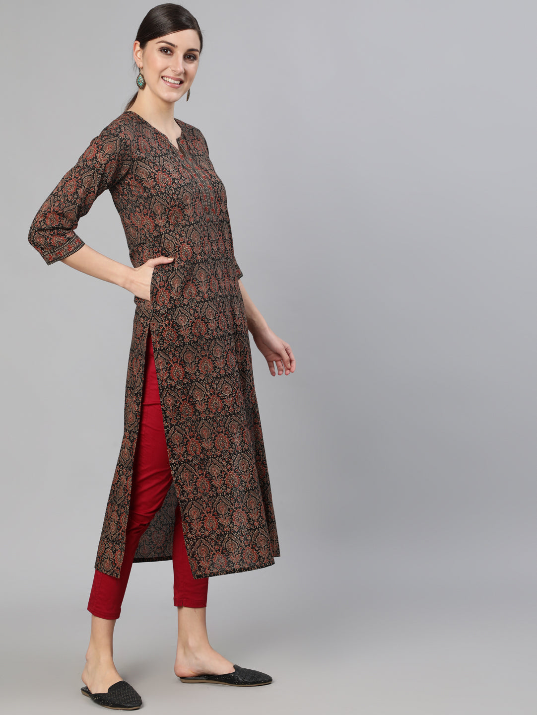 Women Multi Printed Straight Kurta With Three Quarter Sleeves