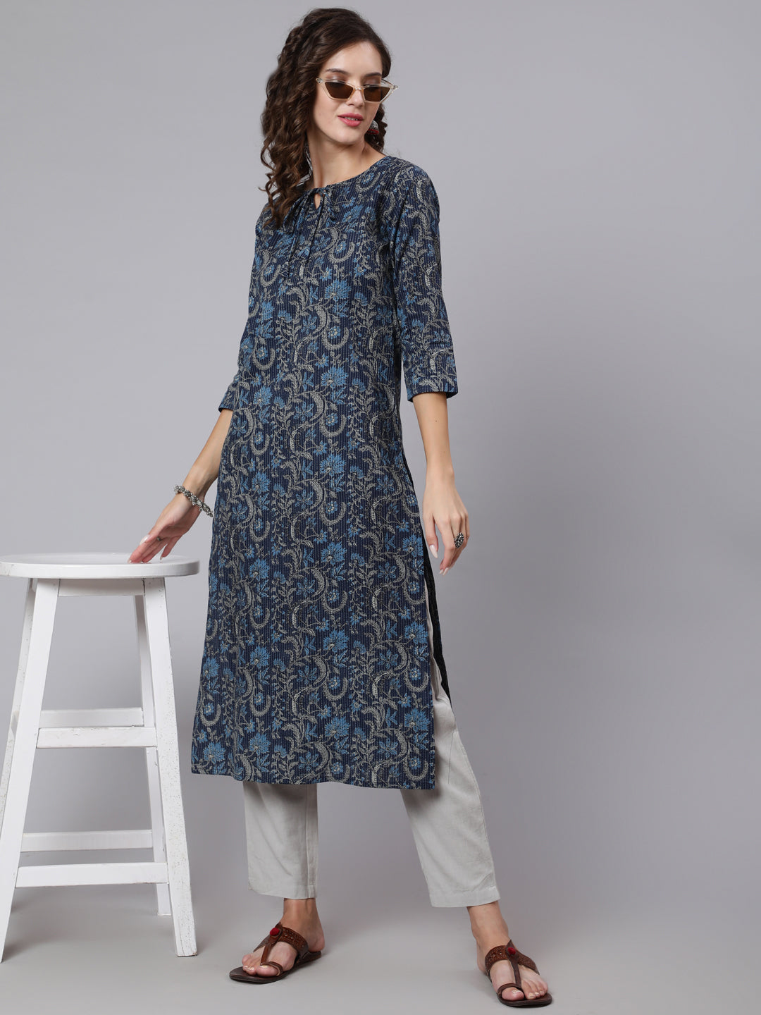 Navy Blue Printed straight kurta with three quarter sleeves