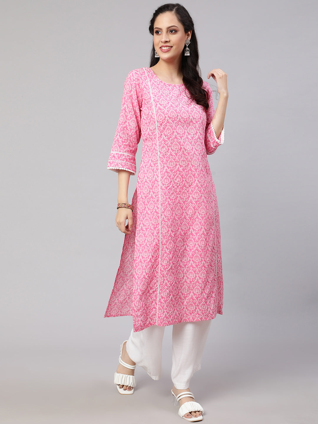 Women Pink Printed straight kurta with three quarter sleeves