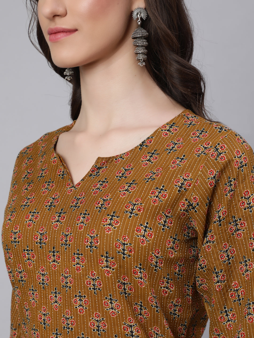 Women Yellow Printed straight Kurta With three quarter sleeves