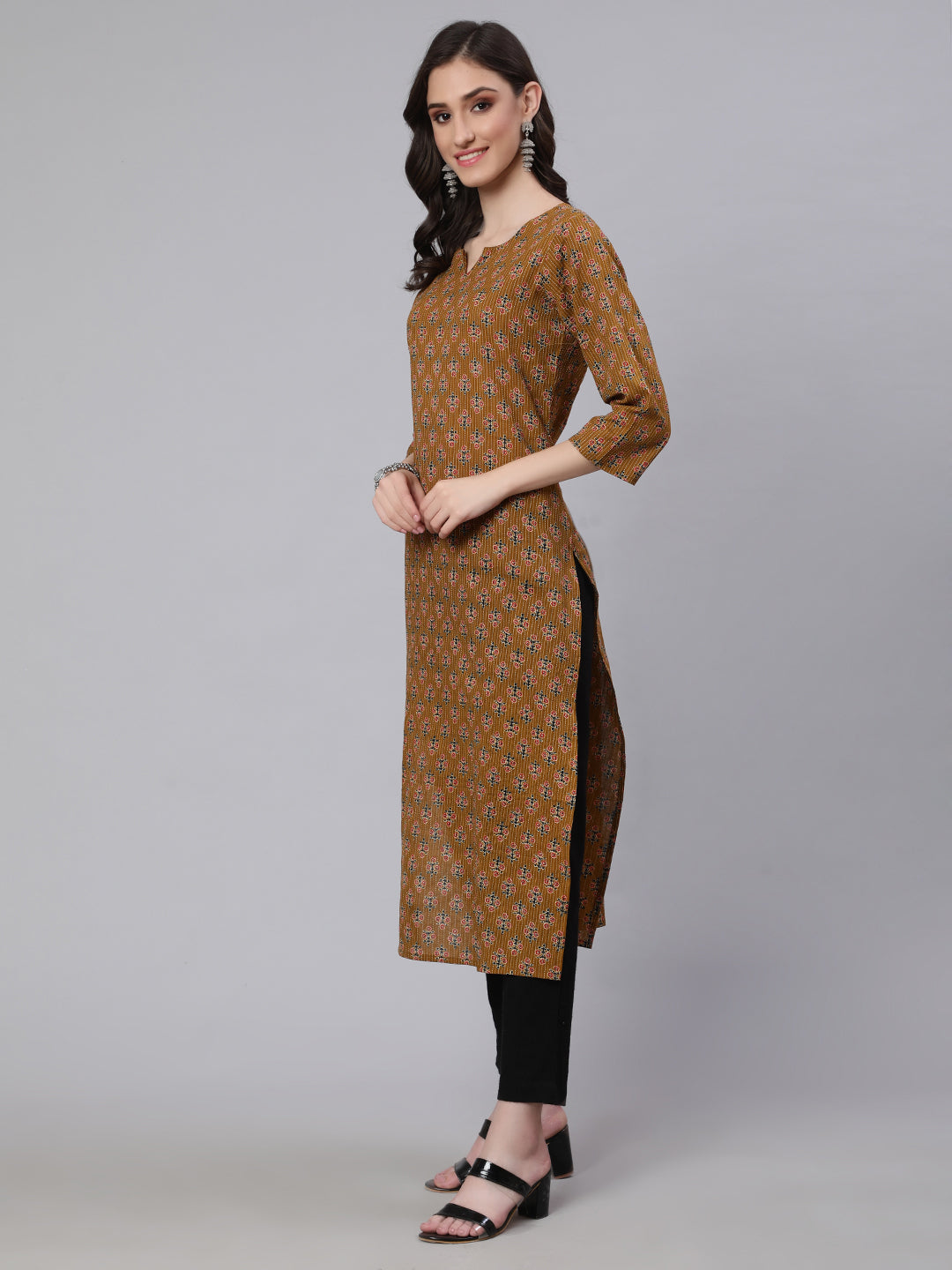 Women Yellow Printed straight Kurta With three quarter sleeves