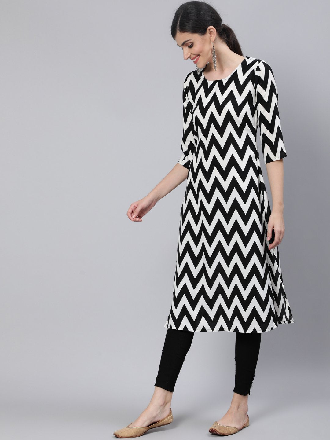 Women Black & White Zig-Zac  Straight Kurta With Three Quarter Sleeves