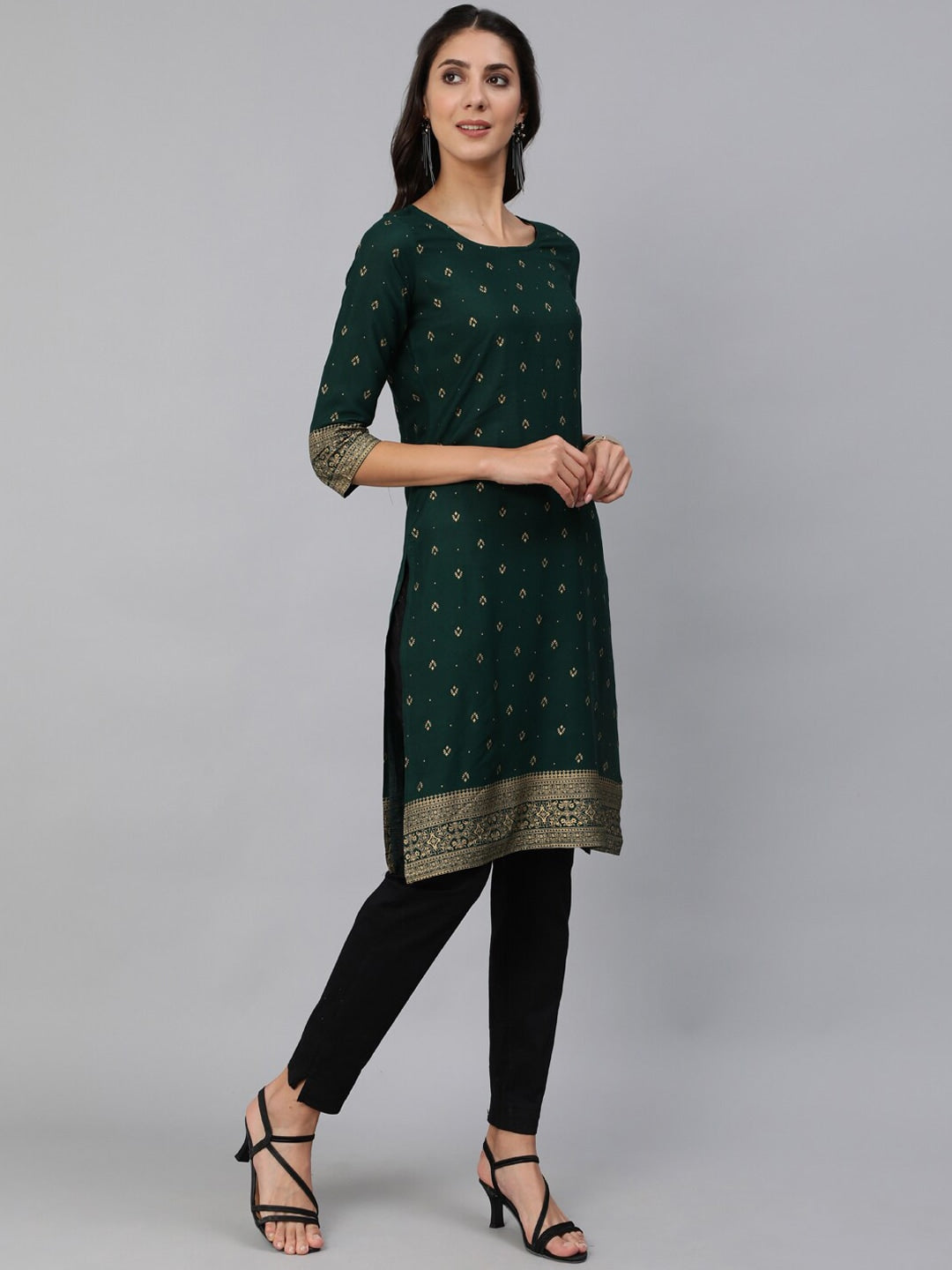 Women Green & Gold Printed Straight Kurta With Three Quarter sleeves